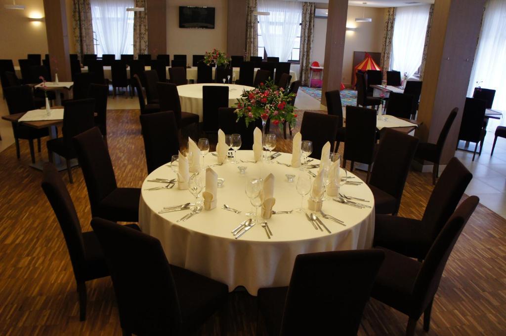 Hotel Camelot Szczawno-Zdroj Bagian luar foto